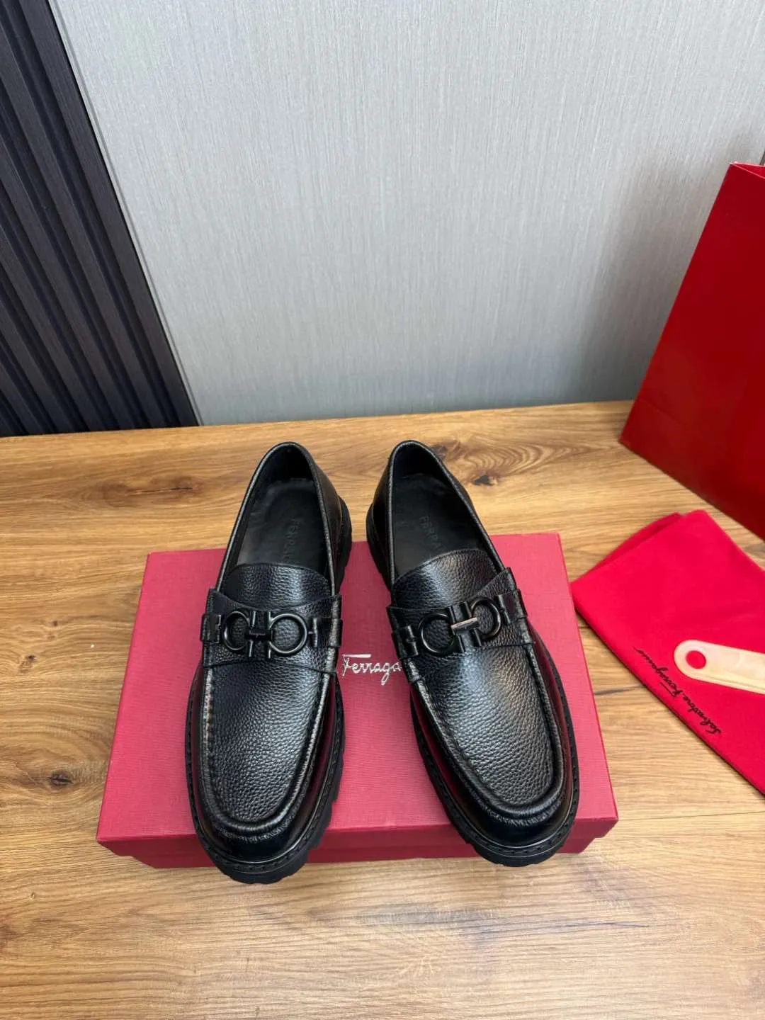 Men's shoes 💰880💰 Ferragamo. [Ferragamo] men's thick-soled loafers, the latest hot style, 1:1 original purchase quality, top quality, imported open-edge beaded cowhide leather on the upper, hand-made three-dimensional stitching highlights the round toe design, the inner foot pads are all imported cowhide, with original lightweight foam outsole, matching code 39-44, (38, 45 custom-made, non-refundable)